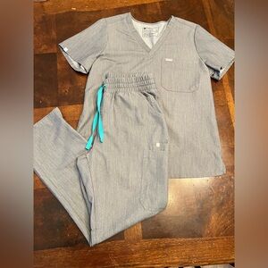 FIGS Technical Collection Medium Heather Gray Scrub Set - Top & Joggers